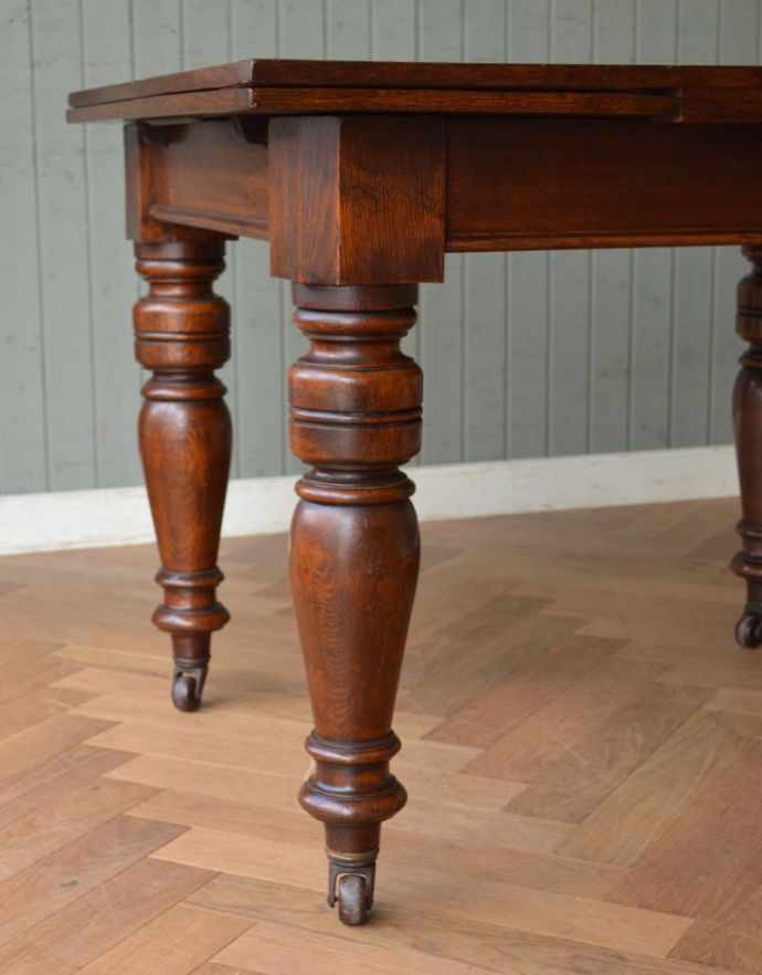 ロイドテーブル　アンティーク家具　アンティーク英国家具、キャスター付きのオーク材のドローリーフテーブル（伸張式テーブル）。職人のこだわりを感じる彫が入ったデザインです！しっかり支えるのでご安心ください。(m-552-f)