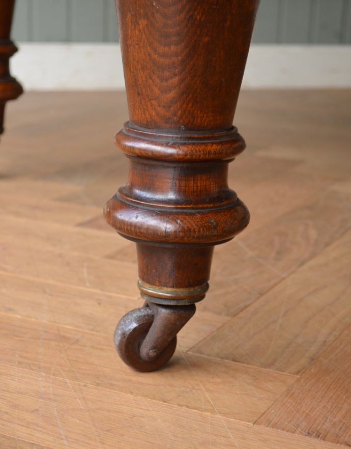 ロイドテーブル　アンティーク家具　アンティーク英国家具、キャスター付きのオーク材のドローリーフテーブル（伸張式テーブル）。脚先まで入った装飾が美しいです。(m-552-f)