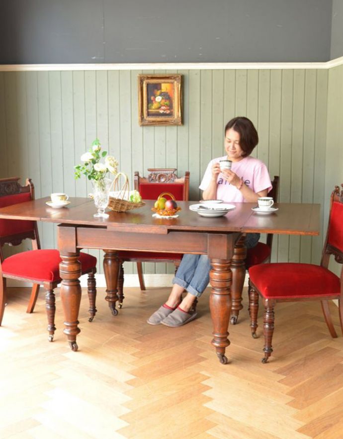 ロイドテーブル　アンティーク家具　アンティーク英国家具、キャスター付きのオーク材のドローリーフテーブル（伸張式テーブル）。食事、お茶の時間、パソコンや書き物、すべてこのテーブルでバッチリです。(m-552-f)