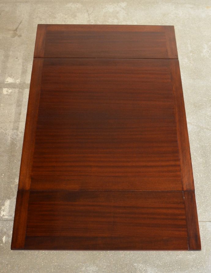 ロイドテーブル　アンティーク家具　クラシックなアンティークの英国家具、美しい脚のクイーンアンダイニングテーブル。天板もピカピカにお直ししました。(m-553-f)