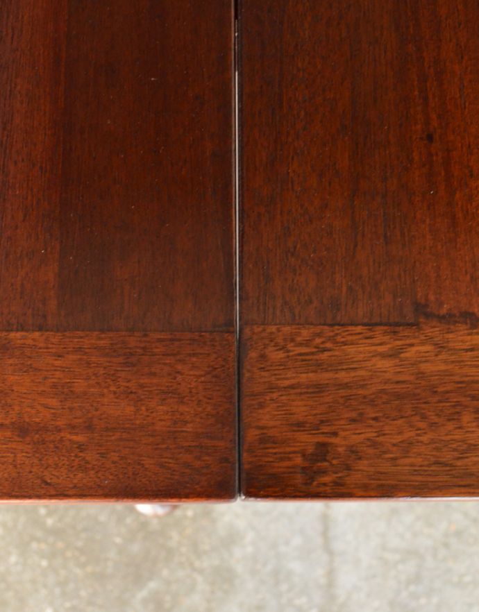 ロイドテーブル　アンティーク家具　クラシックなアンティークの英国家具、美しい脚のクイーンアンダイニングテーブル。メンテナンスをしてありますので、つなぎ目も美しいです。(m-553-f)