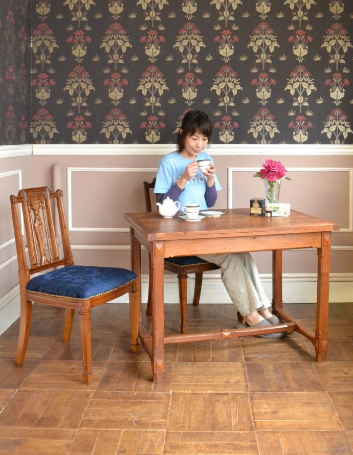 アンティークのテーブル　アンティーク家具　フランスアンティーク家具、伸張式のダイニングテーブル（ベイキングテーブル）。閉じるとコンパクトになるのでアパートや一人住まいの方にもオススメ！（モデルの身長は163cmです）【 全体 】幅101.5×奥行72.5×高さ74cm（↑写真の状態）。(m-554-f)