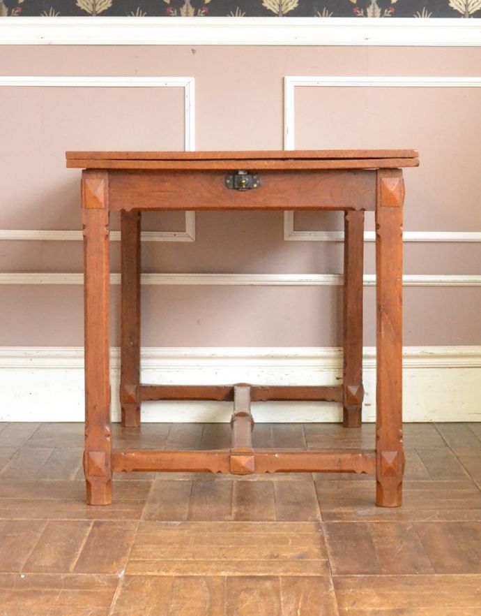 アンティークのテーブル　アンティーク家具　フランスアンティーク家具、伸張式のダイニングテーブル（ベイキングテーブル）。アンティークは新品ではないので、経年変化によるキズはありますが、専門の職人によって目立たないようにキレイにお直しをしています。(m-554-f)