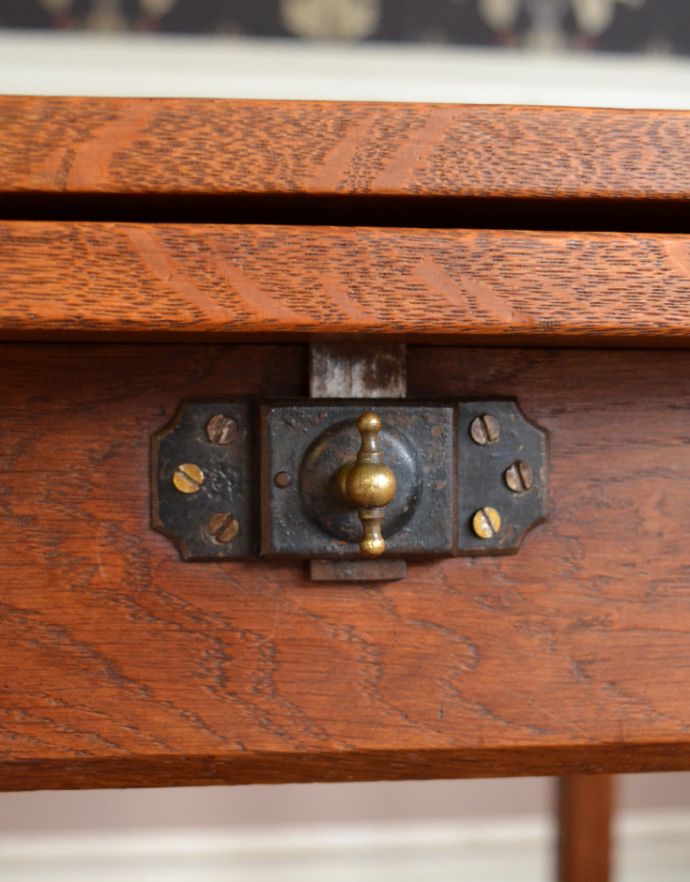 アンティークのテーブル　アンティーク家具　フランスアンティーク家具、伸張式のダイニングテーブル（ベイキングテーブル）。当時の金具が残っていました。(m-554-f)