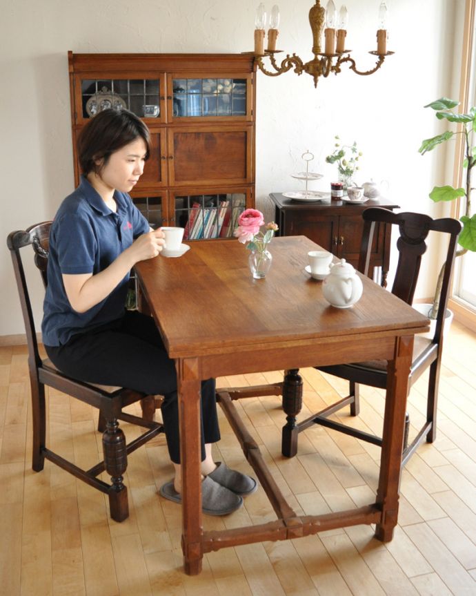 アンティークのテーブル　アンティーク家具　フランスアンティーク家具、伸張式のダイニングテーブル（ベイキングテーブル）。英国スタイルのチェアとスタイリング。(m-554-f)