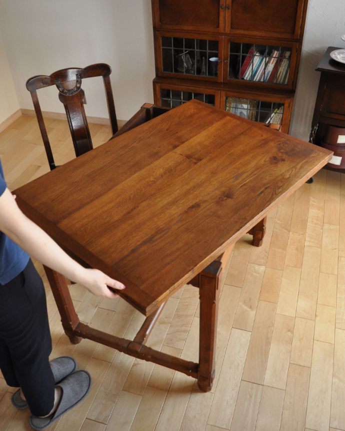 アンティークのテーブル　アンティーク家具　フランスアンティーク家具、伸張式のダイニングテーブル（ベイキングテーブル）。天板のサイズを変えるには、回転させて広げるだけ。(m-554-f)
