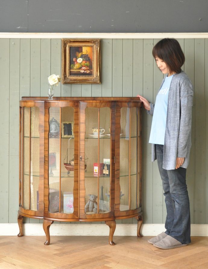 アンティークのキャビネット　アンティーク家具　英国のアンティーク家具、美しいハーフムーンのガラスキャビネット（飾り棚）。風格と品があるので、リビングはもちろん、和室や書斎、客間にも最適。(m-556-f)