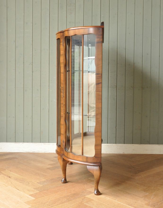 アンティークのキャビネット　アンティーク家具　英国のアンティーク家具、美しいハーフムーンのガラスキャビネット（飾り棚）。サイドもガラスなので、どこから見ても美しいです！しっかり作られているので、安心してお使いいただけます。(m-556-f)