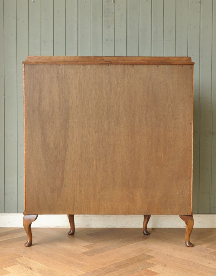 アンティークのキャビネット　アンティーク家具　英国のアンティーク家具、美しいハーフムーンのガラスキャビネット（飾り棚）。きちんとメンテナンスしてあるので、裏側もキレイです。(m-556-f)