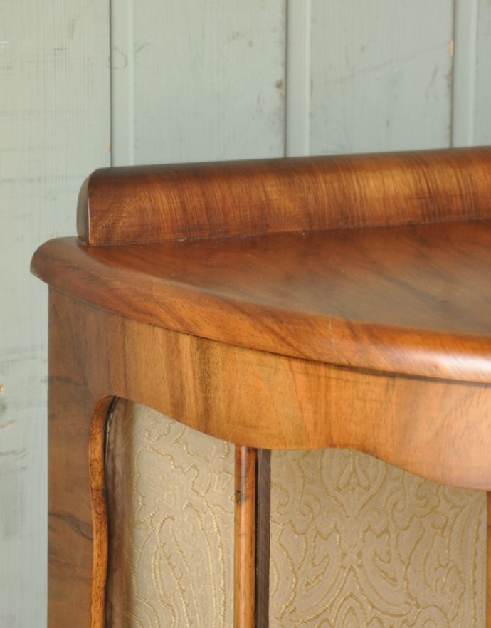 アンティークのキャビネット　アンティーク家具　英国のアンティーク家具、美しいハーフムーンのガラスキャビネット（飾り棚）。風格と品があるので、リビングはもちろん、和室や書斎、客間にも最適。(m-556-f)