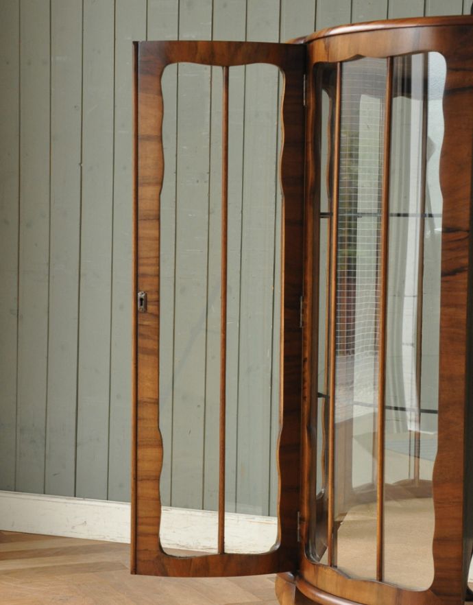 アンティークのキャビネット　アンティーク家具　英国のアンティーク家具、美しいハーフムーンのガラスキャビネット（飾り棚）。ガラスもアンティークならでは。(m-556-f)