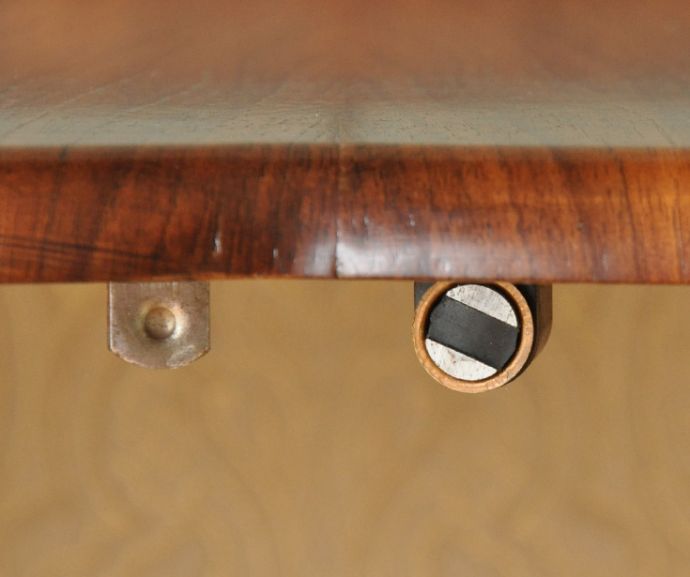 アンティークのキャビネット　アンティーク家具　英国のアンティーク家具、美しいハーフムーンのガラスキャビネット（飾り棚）。マグネットが付いているので開閉はスムーズです。(m-556-f)