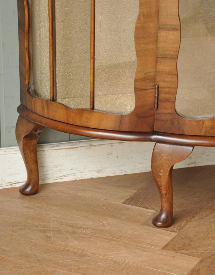 アンティークのキャビネット　アンティーク家具　英国のアンティーク家具、美しいハーフムーンのガラスキャビネット（飾り棚）。安定感のある脚がしっかり支えます。(m-556-f)