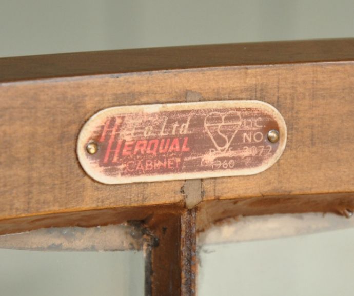 アンティークのキャビネット　アンティーク家具　英国のアンティーク家具、美しいハーフムーンのガラスキャビネット（飾り棚）。メーカーのタグが残っていました。(m-556-f)