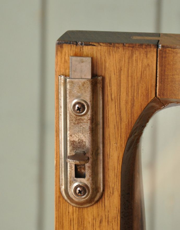 アンティークのキャビネット　アンティーク家具　英国のアンティーク家具、美しいハーフムーンのガラスキャビネット（飾り棚）。扉に当時の金具が残っていました。(m-556-f)