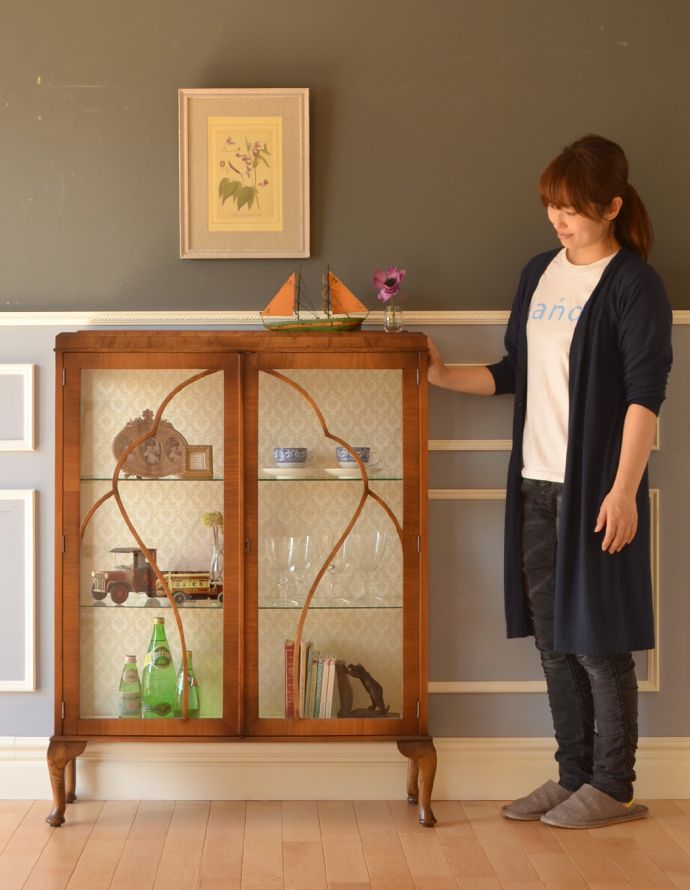 アンティークのキャビネット　アンティーク家具　英国の素敵なアンティーク家具、３面ガラスのキャビネット（ショーケース）。ショーケースのように、お気に入りの雑貨や食器を並べてみましょう。(m-557-f)