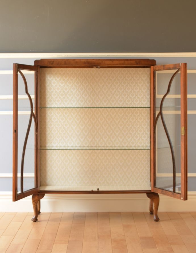 アンティークのキャビネット　アンティーク家具　英国の素敵なアンティーク家具、３面ガラスのキャビネット（ショーケース）。棚板は２枚です。(m-557-f)