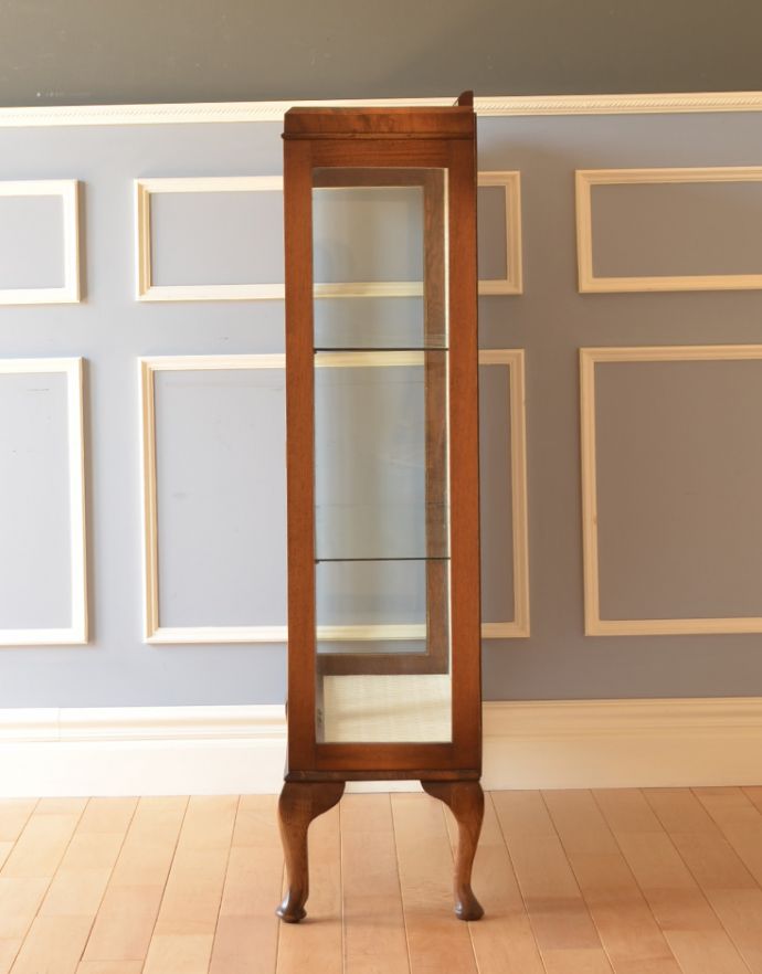 アンティークのキャビネット　アンティーク家具　英国の素敵なアンティーク家具、３面ガラスのキャビネット（ショーケース）。サイドもガラスなので、どこから見ても美しいです！しっかり作られているので、安心してお使いいただけます。(m-557-f)