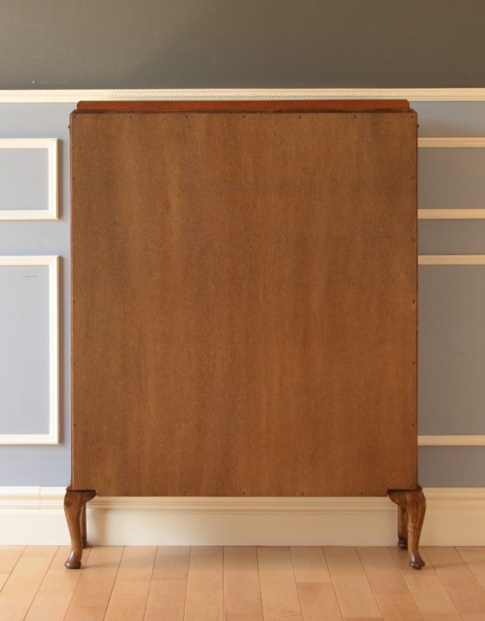 アンティークのキャビネット　アンティーク家具　英国の素敵なアンティーク家具、３面ガラスのキャビネット（ショーケース）。裏もキレイにメンテナンスしてあります。(m-557-f)