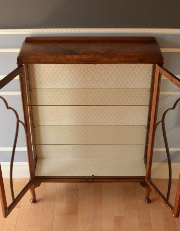 アンティークのキャビネット　アンティーク家具　英国の素敵なアンティーク家具、３面ガラスのキャビネット（ショーケース）。しっかり作られているので、安心してお使いいただけます。(m-557-f)