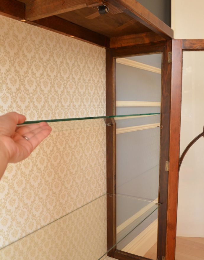 アンティークのキャビネット　アンティーク家具　英国の素敵なアンティーク家具、３面ガラスのキャビネット（ショーケース）。ガラスの棚板は可動です。(m-557-f)