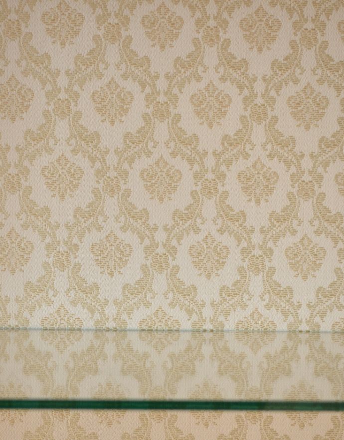 アンティークのキャビネット　アンティーク家具　英国の素敵なアンティーク家具、３面ガラスのキャビネット（ショーケース）。柄物の食器やお気に入りのアイテムが引き立つような生地になっています。(m-557-f)