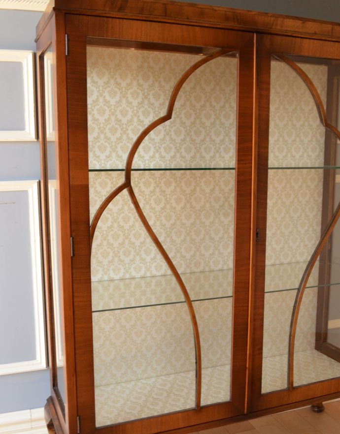 アンティークのキャビネット　アンティーク家具　英国の素敵なアンティーク家具、３面ガラスのキャビネット（ショーケース）。木の装飾が上品なアクセントになっています。(m-557-f)