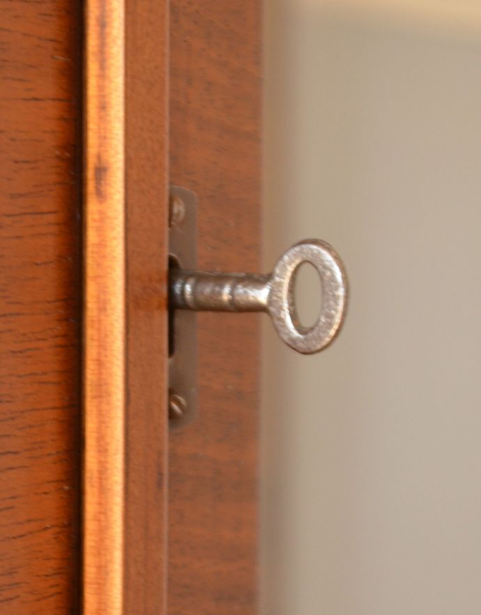 アンティークのキャビネット　アンティーク家具　英国の素敵なアンティーク家具、３面ガラスのキャビネット（ショーケース）。鍵は使えます。(m-557-f)