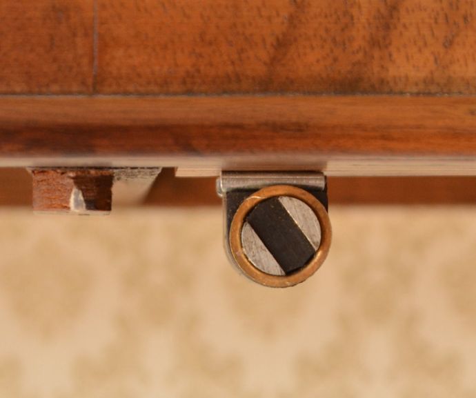 アンティークのキャビネット　アンティーク家具　英国の素敵なアンティーク家具、３面ガラスのキャビネット（ショーケース）。扉にはマグネットが付いてます。(m-557-f)