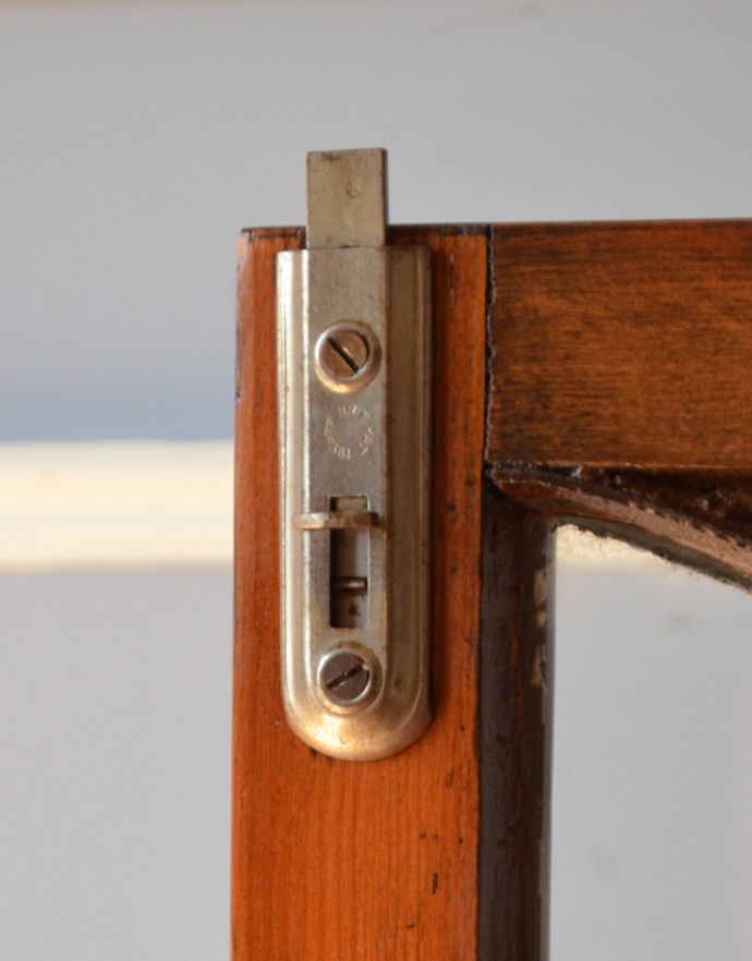 アンティークのキャビネット　アンティーク家具　英国の素敵なアンティーク家具、３面ガラスのキャビネット（ショーケース）。扉を留めるためのストッパーも当時のものです。(m-557-f)