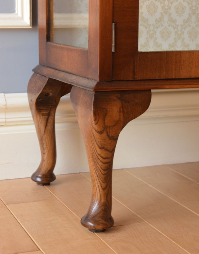 アンティークのキャビネット　アンティーク家具　英国の素敵なアンティーク家具、３面ガラスのキャビネット（ショーケース）。上品な猫脚がキャビネットをしっかり支えてくれます。(m-557-f)