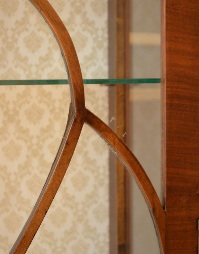 アンティークのキャビネット　アンティーク家具　英国の素敵なアンティーク家具、３面ガラスのキャビネット（ショーケース）。繊細で美しい木製の装飾です。(m-557-f)