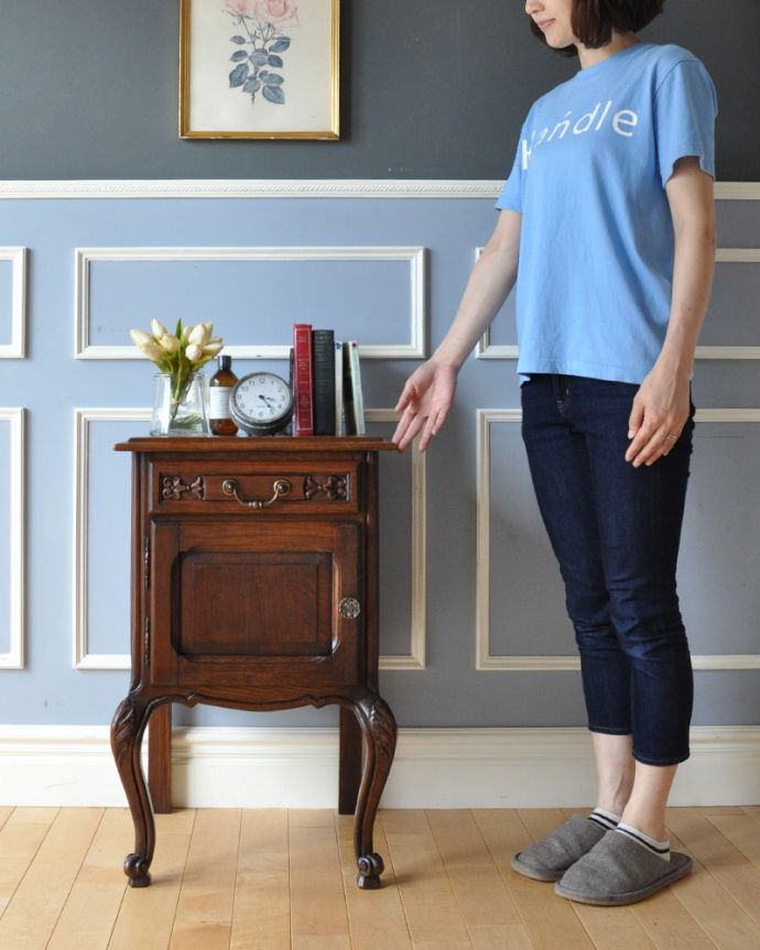 アンティークのキャビネット アンティーク家具 フランス便で到着、天板の模様まで美しい、ダークブラウンが珍しいアンティークナイトテーブル。サイドテーブルにも最適!使いたいときに使いたいところに持ってこられる気軽さが魅力です。(m-563-f)