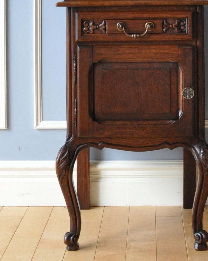 アンティークのキャビネット アンティーク家具 フランス便で到着、天板の模様まで美しい、ダークブラウンが珍しいアンティークナイトテーブル。凝った彫りのデザインが扉に刻まれています。(m-563-f)