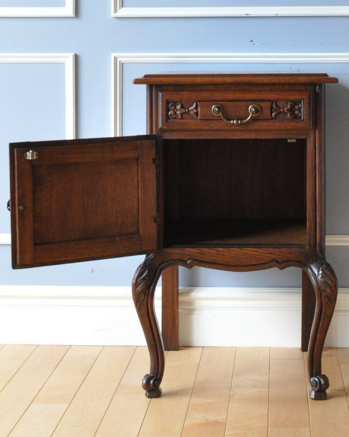 アンティークのキャビネット アンティーク家具 フランス便で到着、天板の模様まで美しい、ダークブラウンが珍しいアンティークナイトテーブル。中もキレイに仕上げているので、安心して収納できます。(m-563-f)