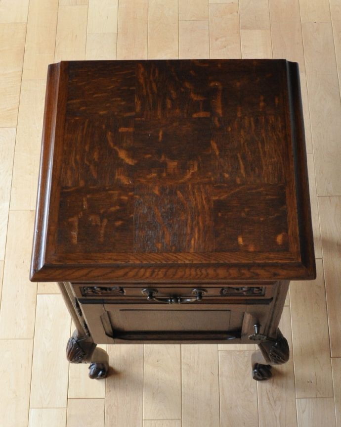 アンティークのキャビネット アンティーク家具 フランス便で到着、天板の模様まで美しい、ダークブラウンが珍しいアンティークナイトテーブル。天板もキレイに仕上げました。(m-563-f)