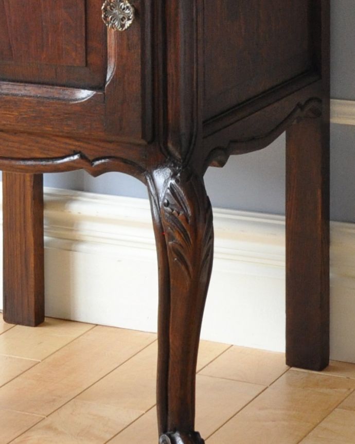 アンティークのキャビネット アンティーク家具 フランス便で到着、天板の模様まで美しい、ダークブラウンが珍しいアンティークナイトテーブル。小さなキャビネットでも、細かなところまで装飾を施し、こだわっています。(m-563-f)