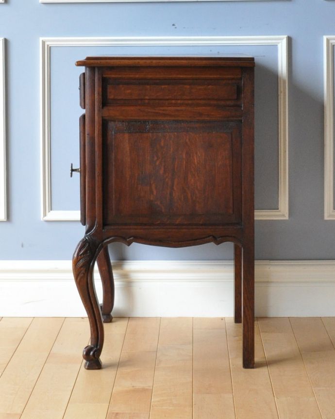 アンティークのキャビネット アンティーク家具 フランス便で到着、天板の模様まで美しい、ダークブラウンが珍しいアンティークナイトテーブル。サイドもキレイな状態です。(m-563-f)
