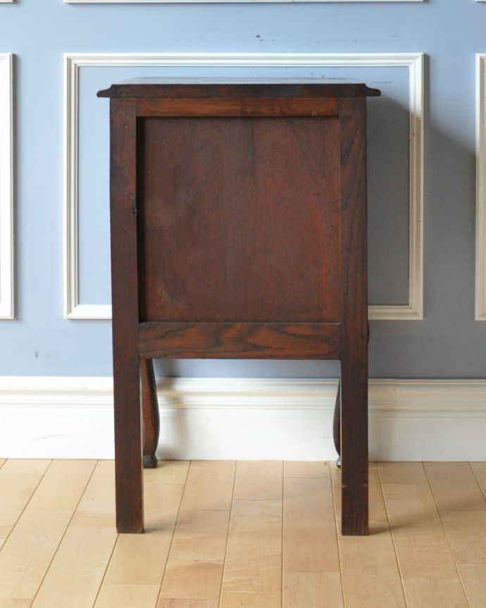 アンティークのキャビネット アンティーク家具 フランス便で到着、天板の模様まで美しい、ダークブラウンが珍しいアンティークナイトテーブル。※アンティークは新品ではないので、もちろん経年変化によるキズはありますが、専門の職人が目立たないようキレイにお直しをしているので、後姿までキレイです。(m-563-f)