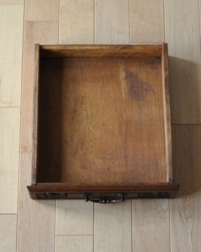 アンティークのキャビネット アンティーク家具 フランス便で到着、天板の模様まで美しい、ダークブラウンが珍しいアンティークナイトテーブル。引き出しが1杯付いています。(m-563-f)