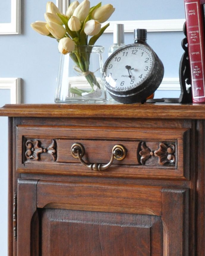 アンティークのキャビネット アンティーク家具 フランス便で到着、天板の模様まで美しい、ダークブラウンが珍しいアンティークナイトテーブル。アンティークならではの美しい装飾の取っ手です。(m-563-f)