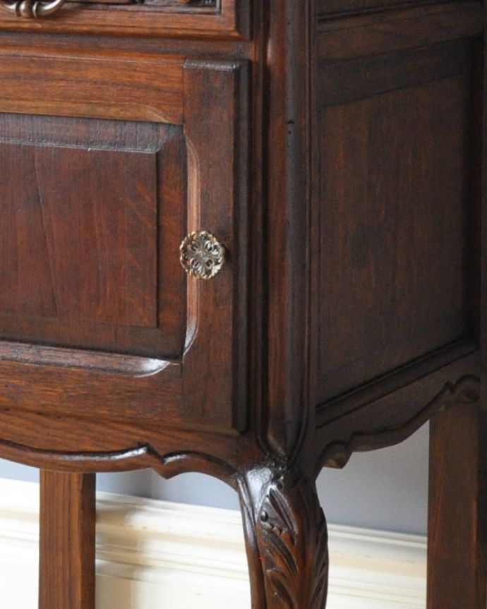 アンティークのキャビネット アンティーク家具 フランス便で到着、天板の模様まで美しい、ダークブラウンが珍しいアンティークナイトテーブル。お花みたいな取っ手です。(m-563-f)