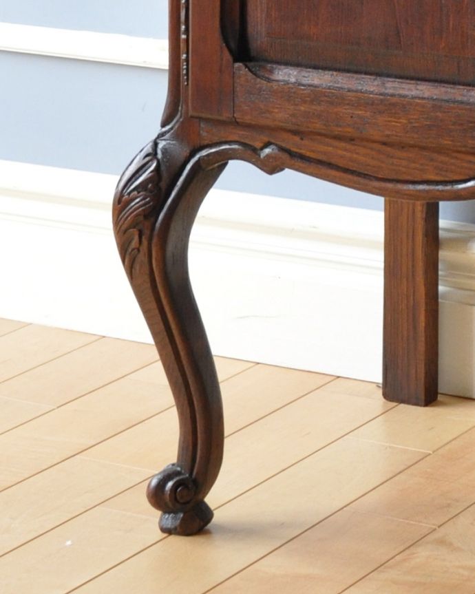 アンティークのキャビネット アンティーク家具 フランス便で到着、天板の模様まで美しい、ダークブラウンが珍しいアンティークナイトテーブル。スラリと伸びた美しい脚。(m-563-f)