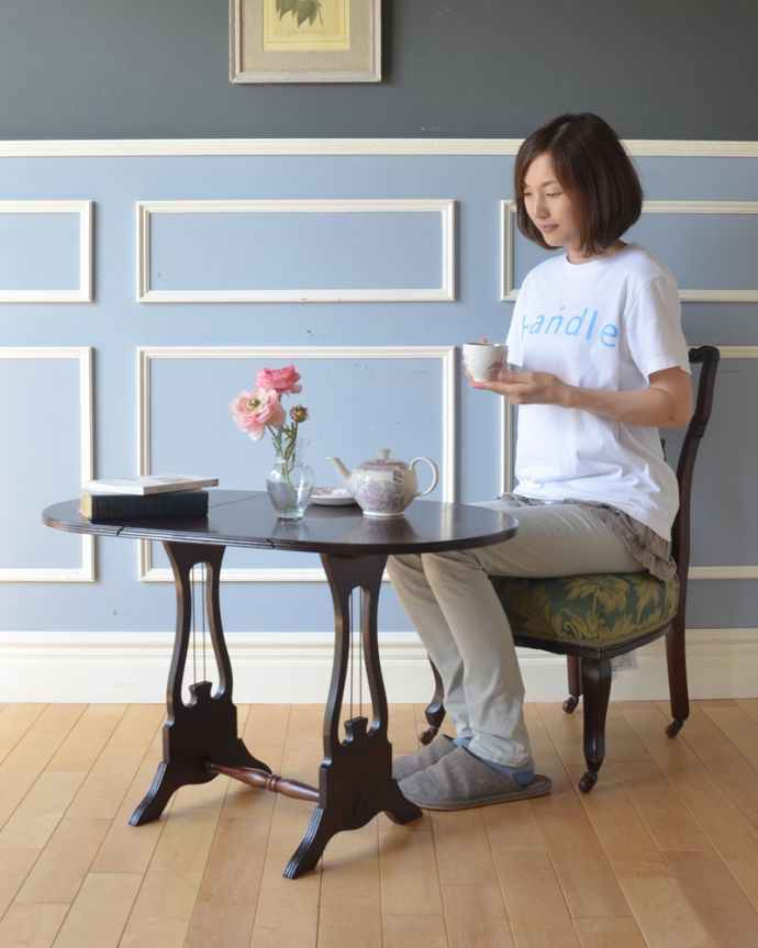 ロイドテーブル　アンティーク家具　マホガニー材のアンティーク家具、ハープの脚がお洒落なバタフライテーブル（伸張式のコーヒーテーブル） 。茶色の家具は和室の畳との相性がバツグン！ちゃぶ台のようにして使ってみてはいかがでしょうか？（モデルの身長は165cmです）。(m-564-f)