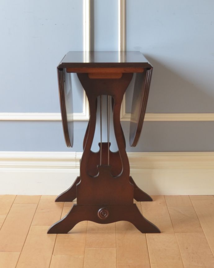 ロイドテーブル　アンティーク家具　マホガニー材のアンティーク家具、ハープの脚がお洒落なバタフライテーブル（伸張式のコーヒーテーブル） 。ちょっとした場所に広げられるので、お茶の時間にピッタリ！壁付けにして、花台や電話台のように使ってもいいですね。(m-564-f)