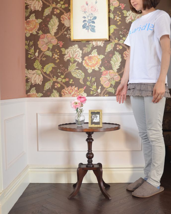 ロイドテーブル　アンティーク家具　美しい天板と脚を持つ英国のワインテーブル、小さなアンティーク家具。玄関で花器を飾ったり、ソファの横に持ってくれば、ちょうどいいサイドテーブルに。(m-565-f)