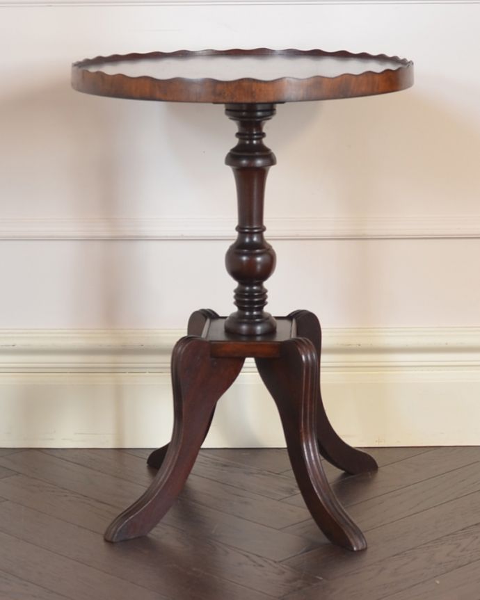 ロイドテーブル　アンティーク家具　美しい天板と脚を持つ英国のワインテーブル、小さなアンティーク家具。１つ１つキレイな装飾には、思わずうっとりしてしまいます。(m-565-f)