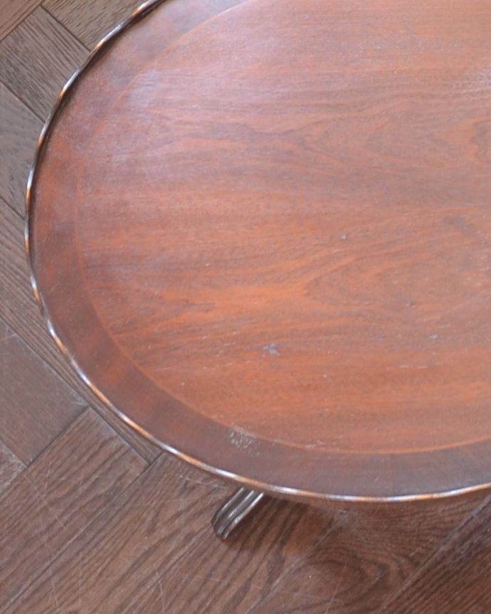 ロイドテーブル　アンティーク家具　美しい天板と脚を持つ英国のワインテーブル、小さなアンティーク家具。縁にはレースのような装飾があります。(m-565-f)