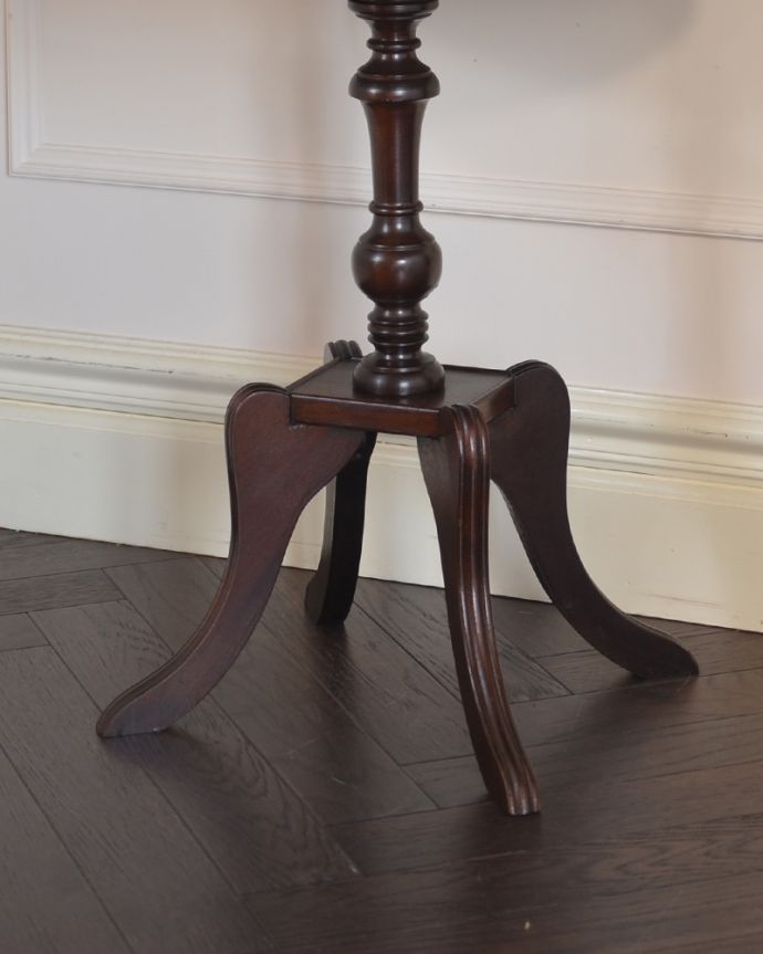 ロイドテーブル　アンティーク家具　美しい天板と脚を持つ英国のワインテーブル、小さなアンティーク家具。女性らしい可憐なテーブルです。(m-565-f)