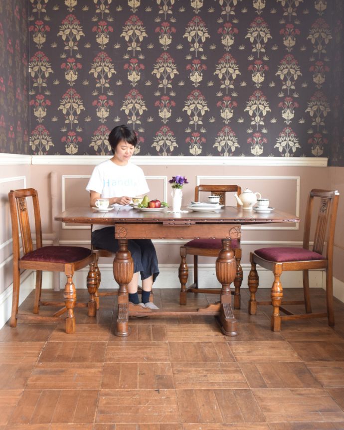 ロイドテーブル　アンティーク家具　イギリスのアンティーク家具、ブルボーズレッグが素敵なドローリーフテーブル（ダイニングテーブル） 。閉じるとコンパクトになるので、アパートや一人住まいの方にもオススメです。(m-567-f)